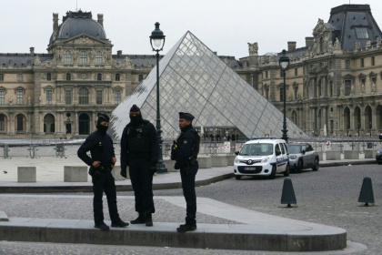 Des policiers devant le musée du Louvre, cible d'un spectaculaire cambriolage, le 19 octobre 2025 à Paris - Dimitar DILKOFF (AFP) Des policiers devant le musée du Louvre, cible d'un spectaculaire cambriolage, le 19 octobre 2025 à Paris - Dimitar DILKOFF (AFP)