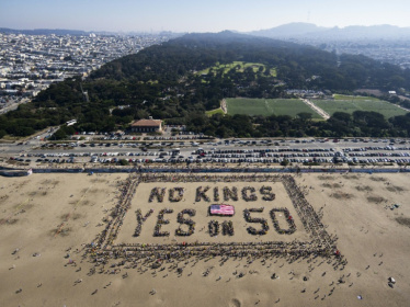 Photo aérienne montrant des manifestants formant le slogan "No Kings" ("pas de rois") sur une plage de San Francisco en Californie, le 18 octobre 2025 - Laure Andrillon (AFP) Photo aérienne montrant des manifestants formant le slogan "No Kings" ("pas de rois") sur une plage de San Francisco en Californie, le 18 octobre 2025 - Laure Andrillon (AFP)
