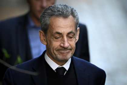 L'ancien président Nicolas Sarkozy quitte sa résidence pour se présenter à la prison de La Santé, le 21 octobre 2025 à Paris - JULIEN DE ROSA (AFP)