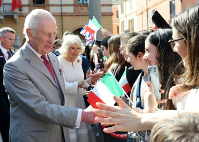 Le roi Charles III et la reine Camilla saluent la foule lors de la visite d'un marché sur la Piazza del Popolo à Ravenne, au dernier jour d'une visite d'État en Italie, le 10 avril 2025 - Handout (AFP) Le roi Charles III et la reine Camilla saluent la foule lors de la visite d'un marché sur la Piazza del Popolo à Ravenne, au dernier jour d'une visite d'État en Italie, le 10 avril 2025 - Handout (AFP)