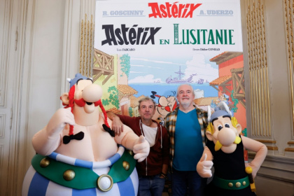 Les auteurs de la série Astérix et Obélix, Fabcaro (au centre à g.) et Didier Conrad (au centre à d.), posent entourés de personnes déguisées en Astérix (d) et Obélix (g), à l'ambassade du Portugal à Paris, le 13 octobre 2025 - Ian LANGSDON (AFP) Les auteurs de la série Astérix et Obélix, Fabcaro (au centre à g.) et Didier Conrad (au centre à d.), posent entourés de personnes déguisées en Astérix (d) et Obélix (g), à l'ambassade du Portugal à Paris, le 13 octobre 2025 - Ian LANGSDON (AFP)