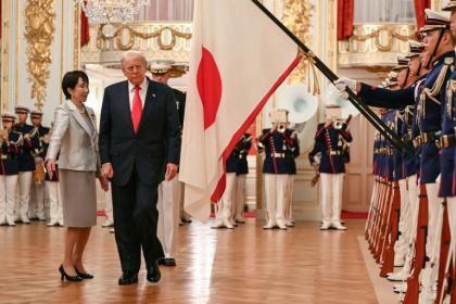 La Première ministre japonaise Sanae Takaichi (gauche) et le président américain Donald Trump passent en revue des soldats japonais, le 28 octobre 2025 à Tokyo - ANDREW CABALLERO-REYNOLDS (AFP)