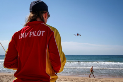 La secouriste Eliza Heys pilote son drone au large d'une plage à Sydney, le 1er octobre 2025 - DAVID GRAY (AFP) La secouriste Eliza Heys pilote son drone au large d'une plage à Sydney, le 1er octobre 2025 - DAVID GRAY (AFP)