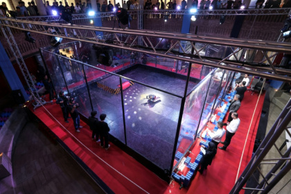 Des étudiants en ingénierie participent à un concours de combat de robots lors de la deuxième édition des Olympiades de la Tech au parc technologique de Pardis en Iran, en périphérie de Téhéran, le 28 octobre 2025 - ATTA KENARE (AFP)