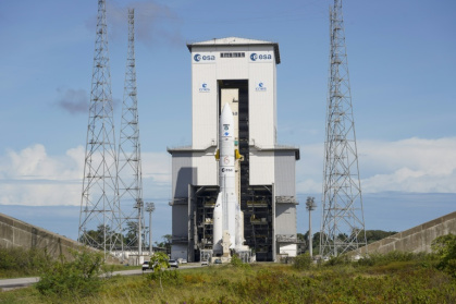 Le lanceur lourd européen Ariane 6 sur son pas de tir du centre spatial de Kourou en Guyane française, le 4 novembre 2025, peu avant son décollage - Ronan LIETAR (AFP)