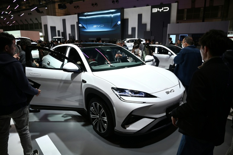 Sans grand suspense, le Chinois BYD va détrôner Tesla en 2025 sur le tout-électrique