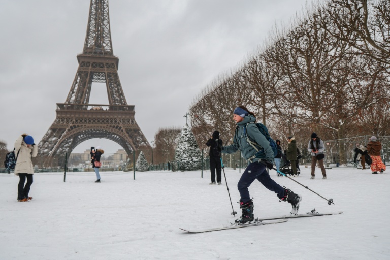 Bouchons routiers, vols annulés, conséquences de la neige sur le nord et l'ouest de la France
