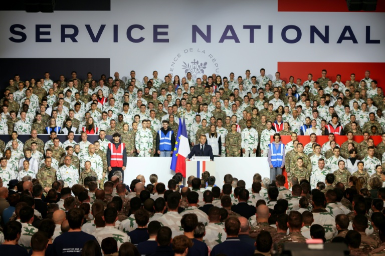 Macron relance le "service national", militaire et volontaire