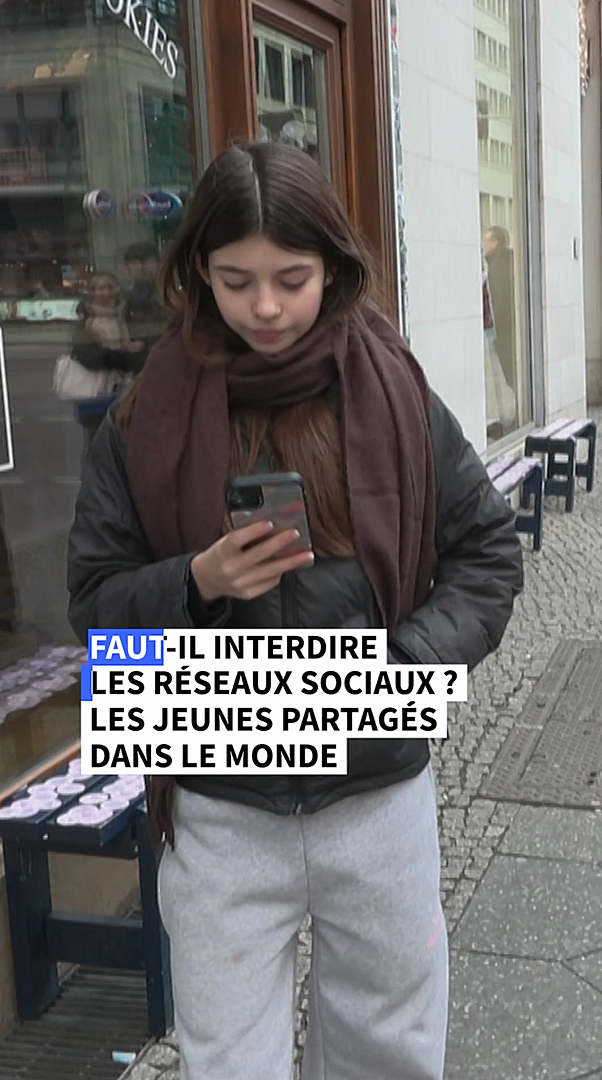 Faut-il interdire les réseaux sociaux ? Les jeunes partagés dans le monde
