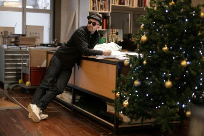 L'artiste JR dans son atelier parisien, le 26 novembre 2025 - JOEL SAGET (AFP)