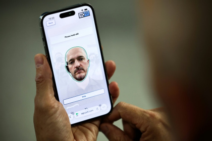 Chris Fields, directeur marketing de la startup Yoti, fait une démonstration de la technologie de vérification d'âge de l'entreprise, à Londres, le 14 octobre 2025 - HENRY NICHOLLS (AFP)