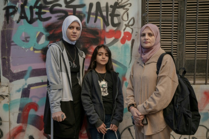 Les réfugiées palestiniennes Raghad al-Fara, à gauche et Argwan al-Fara, au centre, et leur mère Shadia al-Fara, à droite, à Athènes le 24 novembre 2025 - Angelos TZORTZINIS (AFP)