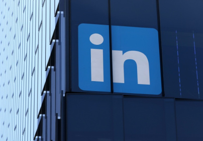 Le logo visible de l'extérieur d'un bureau LinkedIn le 26 juillet 2023 à San Francisco, en Californie - JUSTIN SULLIVAN (AFP)