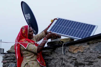 Santosh Devi manipule un panneau solaire sur sa maison à Beawar, au Rajasthan, en Inde, le 8 octobre 2025 - HIMANSHU SHARMA (AFP)