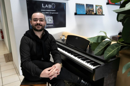 Matthieu Saliceti, propriétaire du studio de musique LABO, où il accueille une fois par semaine de jeunes adultes
pour des séances d'art-thérapie à Aubagne, près de Marseille, le 4 décembre 2025 - Miguel MEDINA (AFP)