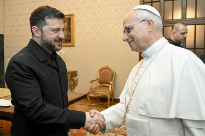 Handout du Vatican montrant le président ukrainien Volodymyr Zelenski et le pape Léon XIV, le 9 décembre 2025 à Castel Gandolfo - Handout (AFP)