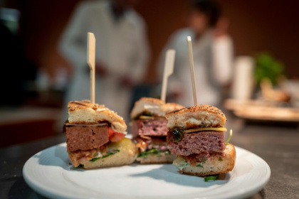 L'UE va-t-elle sauver la peau du "burger végétarien" et des "saucisses végétales" ? Les Etats membres et les eurodéputés doivent négocier mercredi sur l'avenir de ces dénominations contestées par les éleveurs - Fabrice COFFRINI (AFP)