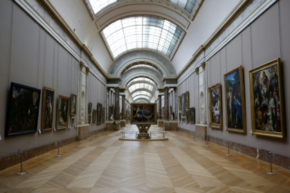 Vue générale de la Grande Galerie du musée du Louvre à Paris, le 2 décembre 2025 - Ian LANGSDON (AFP)