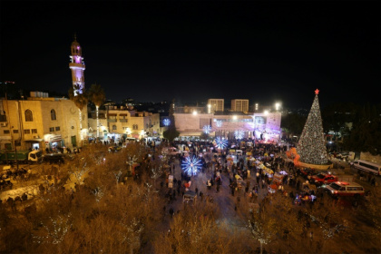 Des fidèles rassemblés avant la messe de minuit à l'église de la Nativité à Bethléem, en Cisjordanie occupée, le 24 décembre 2025 - HAZEM BADER (AFP)