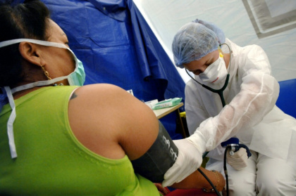 Une infirmière (D) avec une patiente (G) le 21 août 2009 à Nouméa - MARC LE CHELARD (AFP)