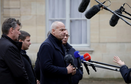 Le président de la FNSEA Arnaud Rousseau (C) s'adresse à la presse après une réunion avec le Premier ministre Sébastien Lecornu à l'Hôtel Matignon, à Paris, le 19 décembre 2025 - GEOFFROY VAN DER HASSELT (AFP)