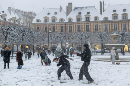 Des habitants se livrent à une bataille de boules de neige, le 5 janvier 2026 à Paris - Philippe LOPEZ (AFP)