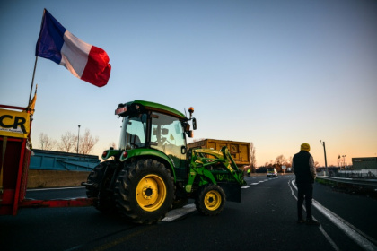 Des agriculteurs bloquent la M7 dans le cadre d'actions organisées à l'appel de la Coordination rurale, le 5 janvier 2026 à Lyon (Rhône) - OLIVIER CHASSIGNOLE (AFP)