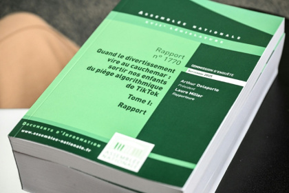 Le rapport de la commission d'enquête parlementaire sur les effets psychologiques de la plateforme de vidéos courtes TikTok sur les mineurs présenté à l'Assemblée nationale, le 11 septembre 2025 à Paris - Bertrand GUAY (AFP)