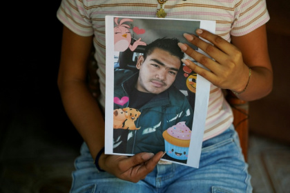 Jade, 16 ans, tient dans ses mains le portrait de son père Jose Roger Urquilla, le 3 décembre 2025 à El Rosario, au Salvador. - STRINGER (AFP)