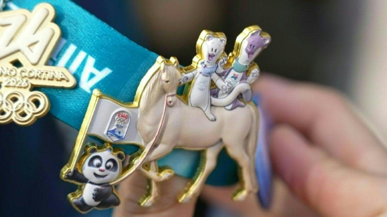 JO-2026 : à Milan, l'engouement pour les pin's olympiques ne faiblit pas