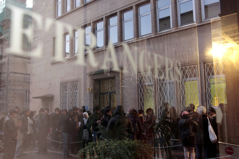 Immigration : plus de titres de séjour, moins de régularisations en France en 2025