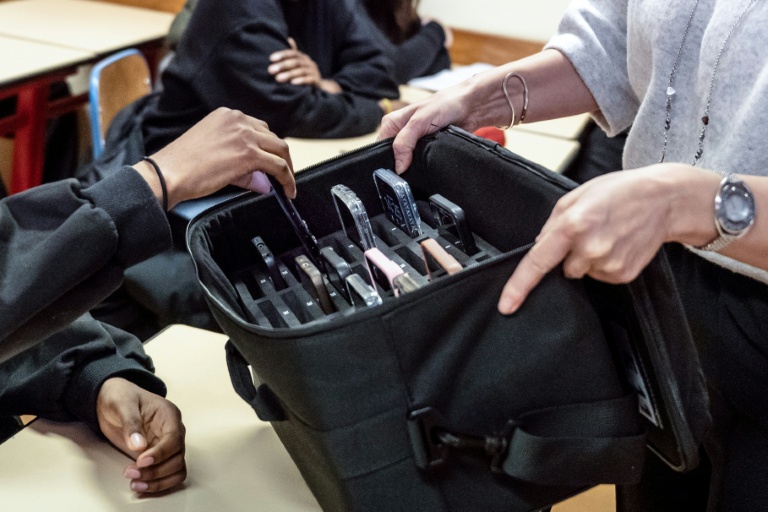 Au lycée, les téléphones dans des mallettes pour mieux se concentrer