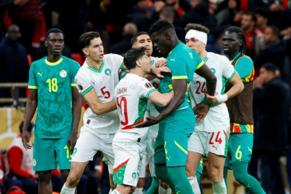 Des joueurs du Sénégal et du Maroc se prennent à partie durant une interruption de la finale de la Coupe d'Afrique des nations en raison d'un pénalty contesté, au Stade Prince Moulay Abdallah à Rabat, le 18 janvier 2026. - Abdel Majid BZIOUAT (AFP)