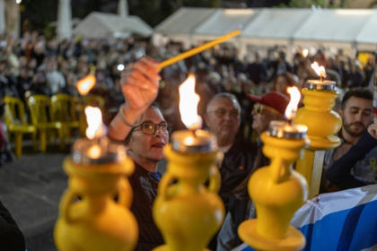 Talik Gvili, la mère de l'otage Ran Gvili, allume une bougie de Hanoucca sur la place des Otages à Tel Aviv, le 21 décembre 2025, pour réclamer le retour de la dépouille de son fils - AFPTV STRINGER (AFP)