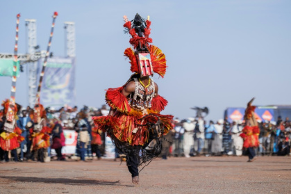 Danse des masques de l’ethnie dogon lors d'un festival à Bamako, le 1er février 2025 - OUSMANE MAKAVELI (AFP)