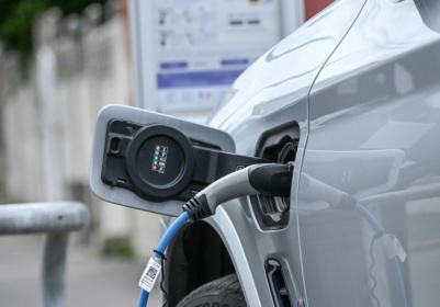 Voiture électrique en chargement, le 27 septembre 2022 à Lille - DENIS CHARLET (AFP)