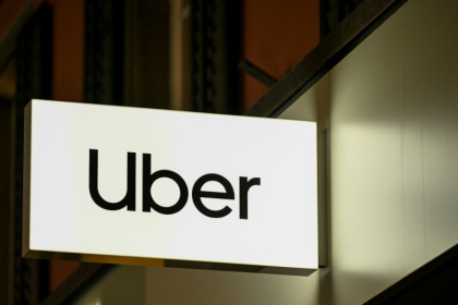 L'Urssaf réclame 1,7 milliard d'euros à Uber, estimant que la plateforme a maquillé la relation d'employeur à salariés la liant à ses chauffeurs en contrat d'entreprise pour échapper à ses obligations, selon la Revue21 - INA FASSBENDER (AFP)