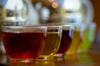 Un premier baromètre publié mercredi par Commerce Equitable France veut contribuer à éclairer sur les conditions de production d'une grande partie du thé vendu en France - JOEL SAGET (AFP)