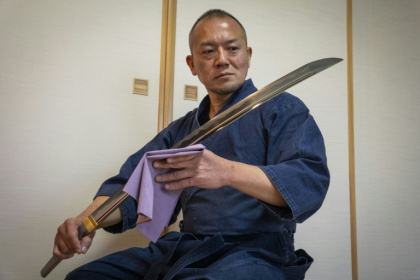Le forgeron Akihira Kawasaki examine une lame de katana dans son atelier de Misato, dans la préfecture de Saitama, le 9 janvier 2026 au Japon - Yuichi YAMAZAKI (AFP)