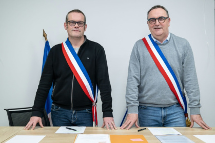 Arnaud Pageaud (D) et Jérome Squelard (G), les deux maires de la commune de Teillé, en Loire-Atlantique, le 10 février 2026 - Sebastien Salom-Gomis (AFP)