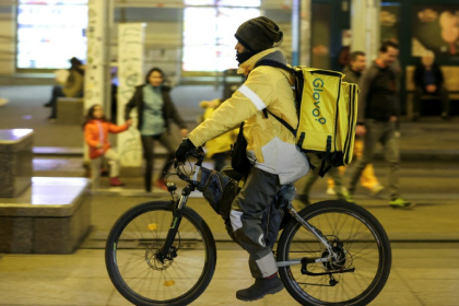 Un livreur étranger à vélo dans une rue de Zagreb, le 3 février 2026 en Croatie - MARKO PERKOV (AFP)