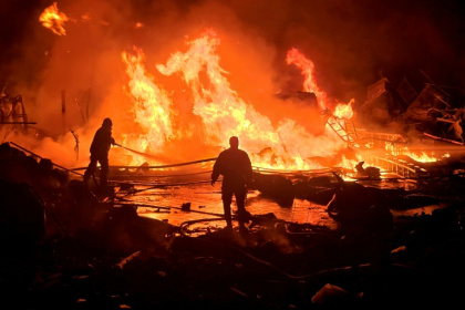 Un incendie s'étant déclenché dans la ville côtière de Tyr, dans le sud du Liban, après une frappe israélienne, le 4 mars 2026 - Kawnat HAJU (AFP)
