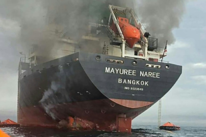 Photo diffusée le 11 mars 2026 par la Marine royale thaïlandaise montrant de la fumée s'échappant du vraquier thaïlandais "Mayuree Naree" près du détroit d'Ormuz après une attaque - - (AFP)