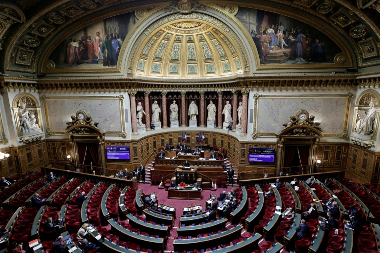 Œuvres pillées durant la colonisation : après des années d'attente, ultime étape au Parlement français