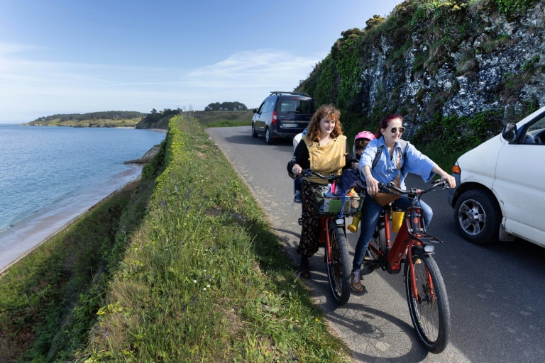A Belle-Île, la difficile cohabitation entre les voitures et les vélos