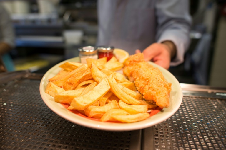 Le fish and chips, symbole britannique, fragilisé par la guerre