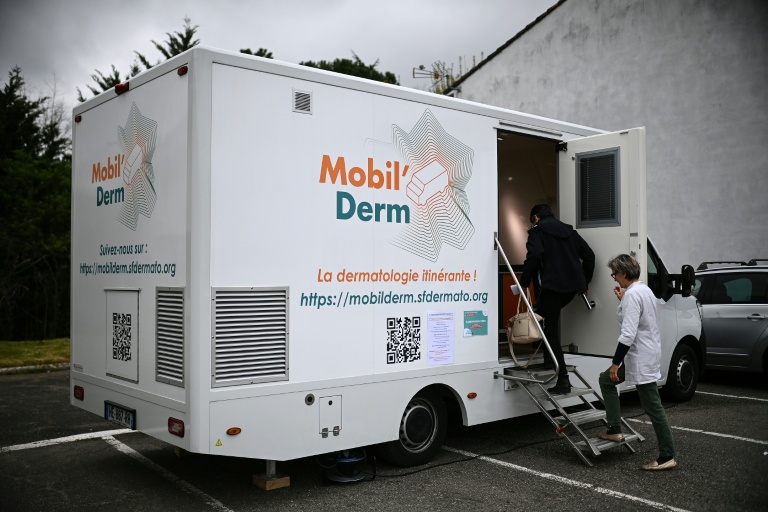 Pénurie de dermatologues : un cabinet itinérant au chevet des déserts médicaux