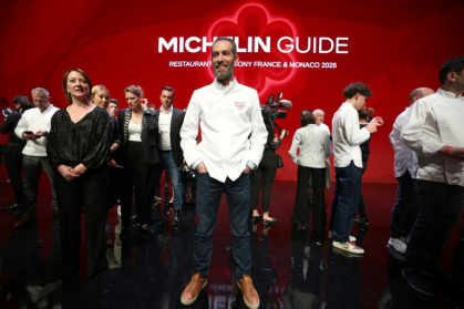 Michael Arnoult, chef du restaurant La Morainières, après avoir reçu sa troisième étoile lors de la cérémonie de remise des prix du Guide Michelin 2026 à Monaco, le 16 mars 2026 - Valery HACHE (AFP)