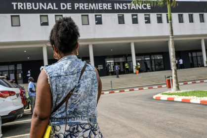 Une femme arrive au palais de justice de Bingerville, près d'Abidjan, le 3 mars 2026 en Côte d'Ivoire - Issouf SANOGO (AFP)