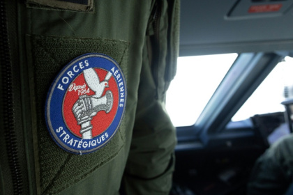 Le logo de l'Armée de l'air stratégique  sur la veste d'un pilote à bord d'un avion ravitailleur militaire A330 MRTT Phenix lors de l'exercice "Poker" au-dessus de la France, le 17 mars 2026 - Alain JOCARD (AFP)